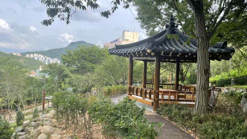 백련 논골마을 놀자숲의 팔각정과 멀리 보이는 안산