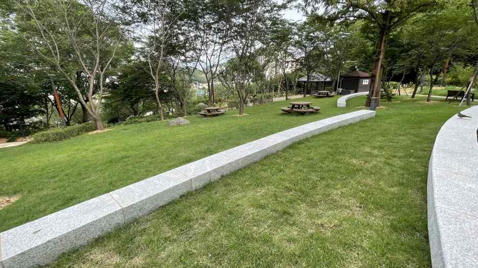 놀자숲의 잔디밭과 산책로와 쉼터