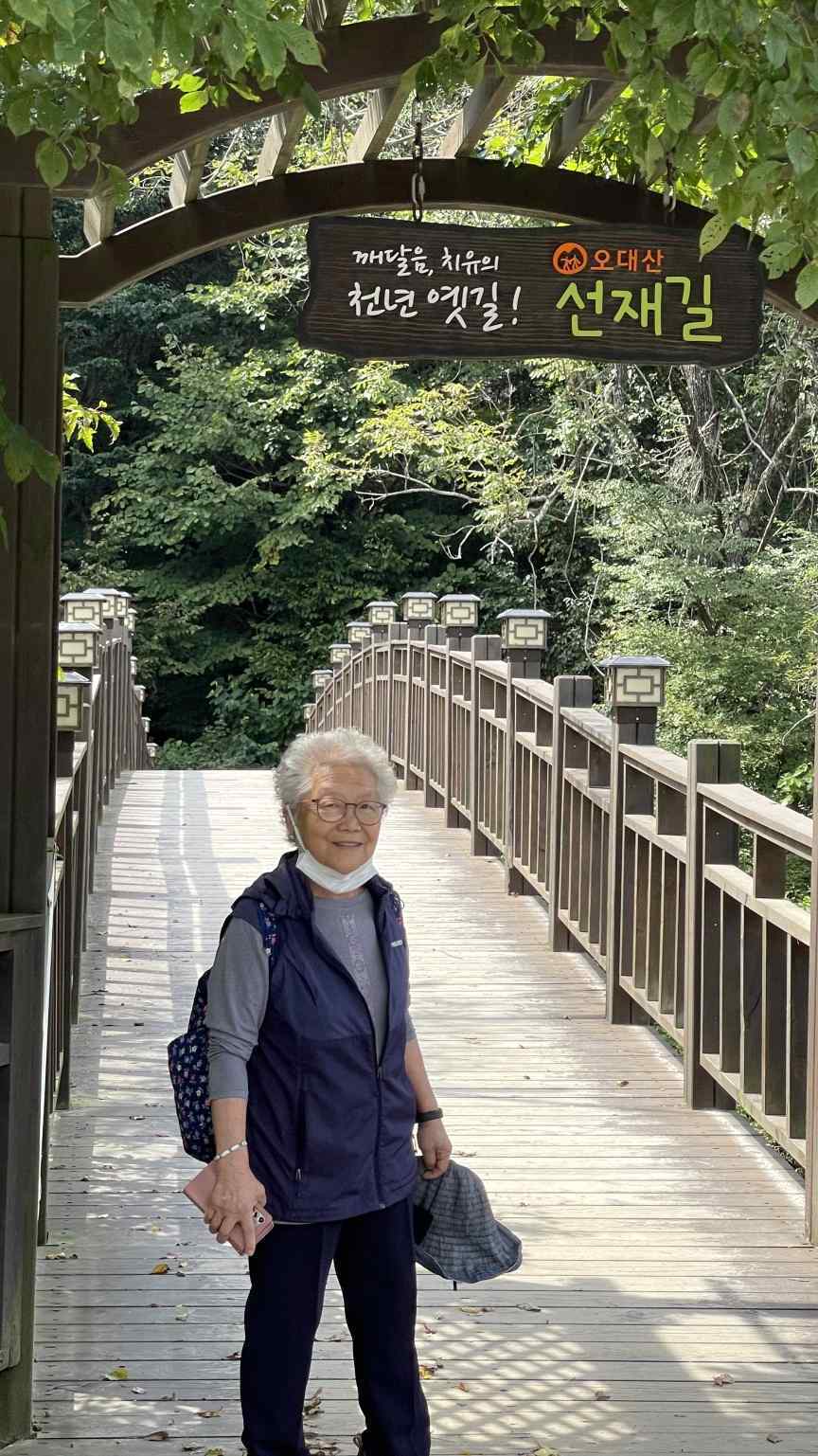 선재길 입구에서 걷는 강석찬 목사