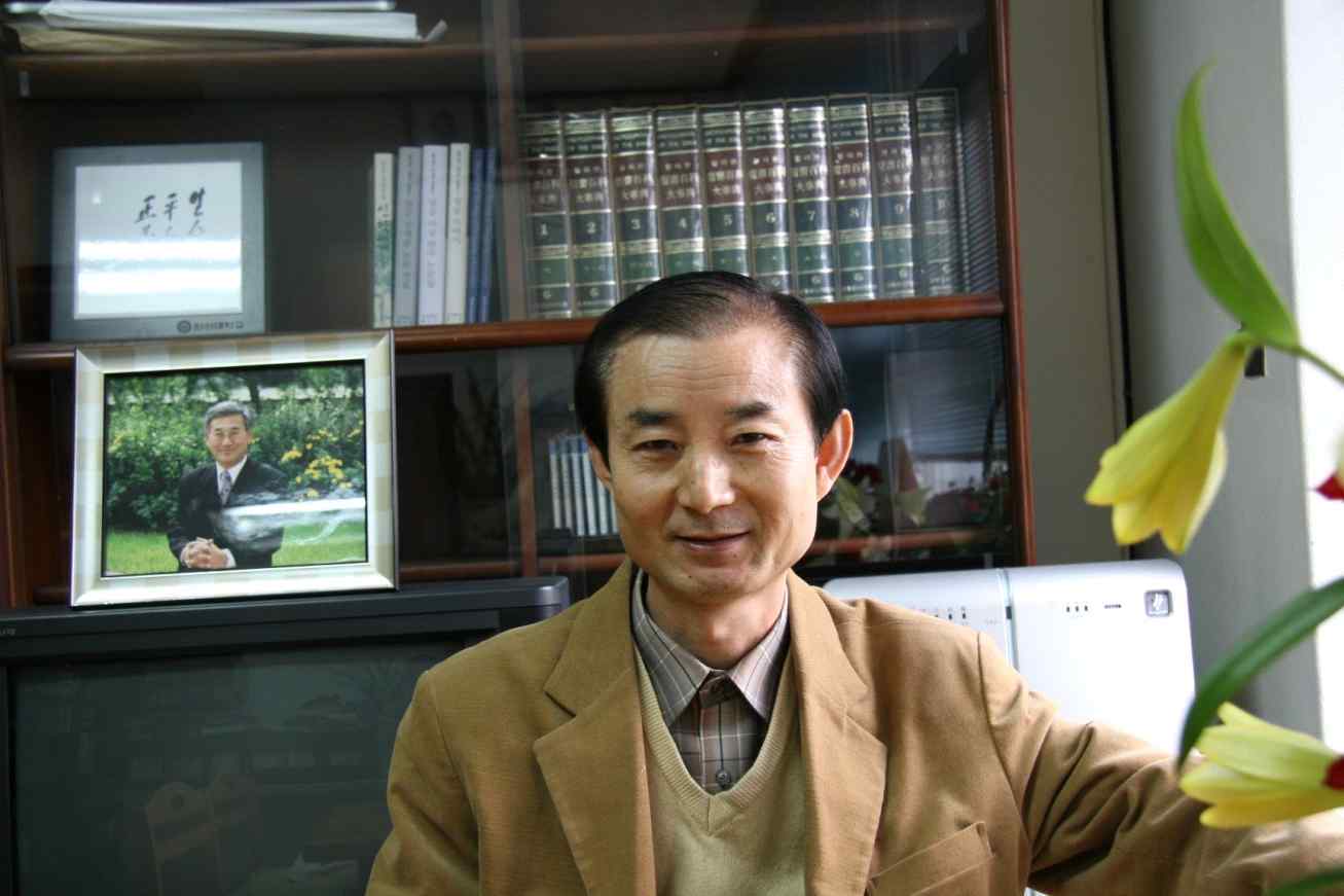 책장 앞에서 미소 짓고 있는 하태영 목사