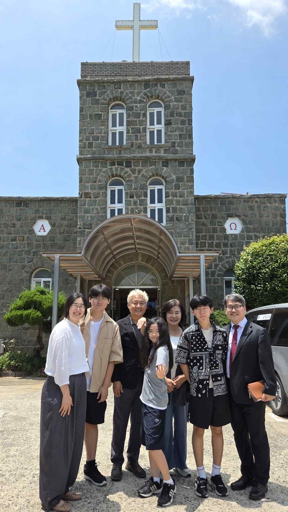 당항교회 앞에 모인 강승구 목사 가족과 친척들