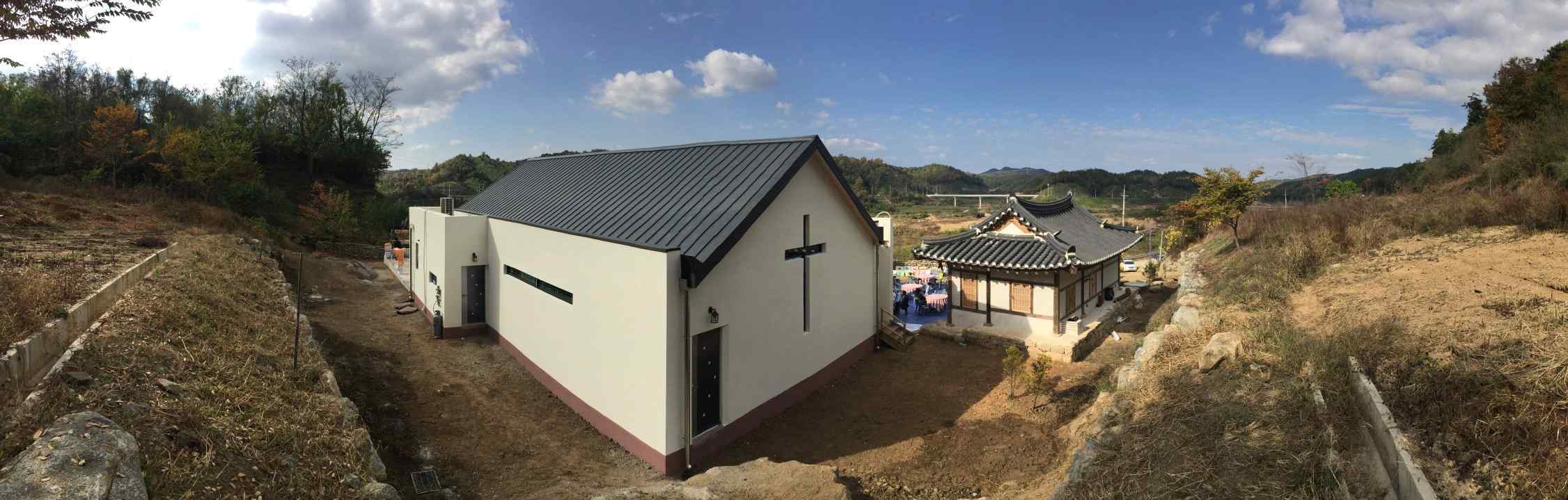 산자락에 자리한 내매교회 예배당과 한옥 건물 전경