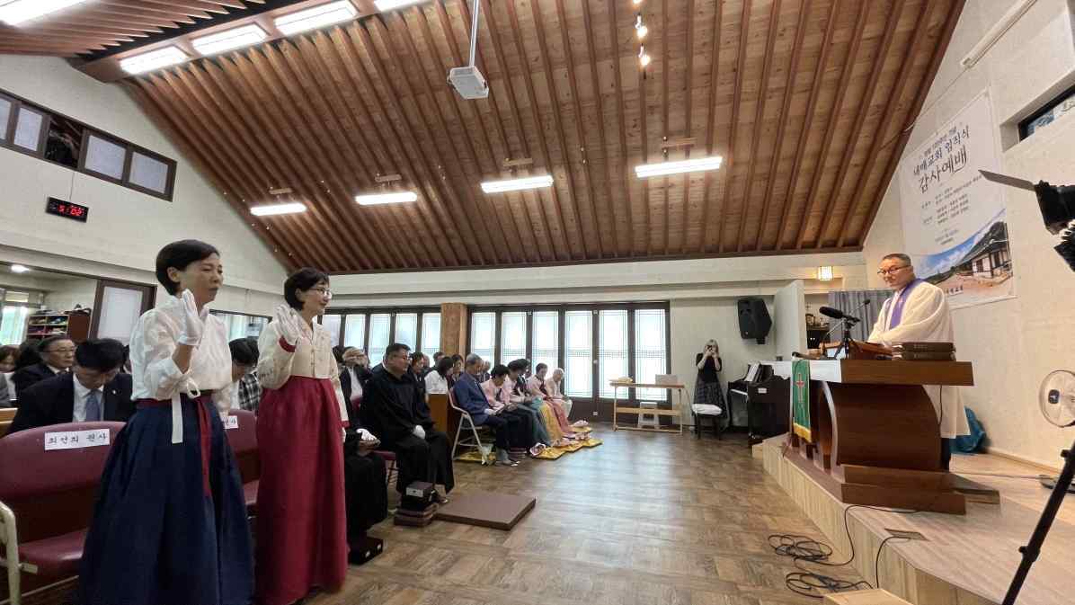 내매교회 120주년 감사예배에서 설교하는 강석찬 목사와 예배 참석자들
